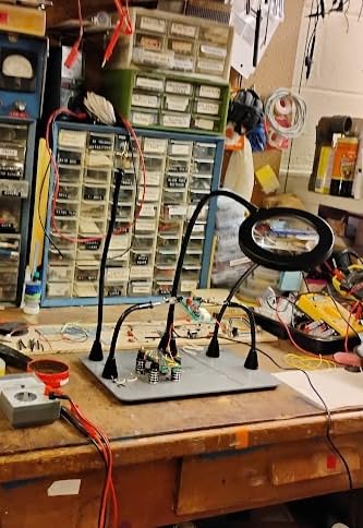 SainSmart Magnetic Helping Hands Soldering Station with an 11.1 x 7.1 Inch Larger Base, 5X LED Magnifying Lamp, 4 PCB Circuit Board Holder & 4 Flexible Magnetic Helping Hands customer photo 1