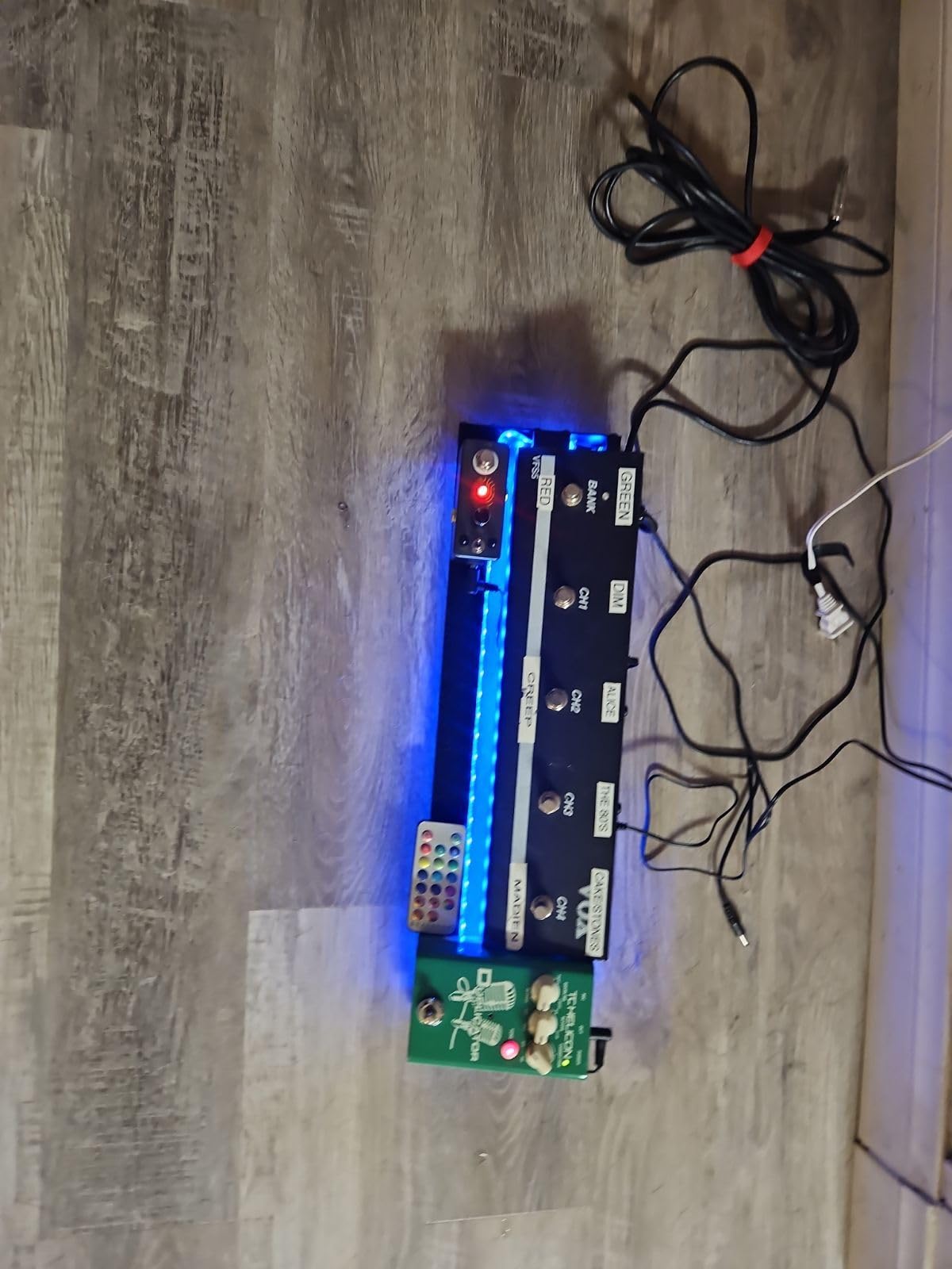 Guitar Pedalboard with Built-in Power Supply Pedal Board Aluminium Alloy 1.8lb Lightweight 19x5 Inch Black Pedal Board with Power Supply, Carrying Bag, Guitar Pedal Cable, Hook Tape customer photo 2
