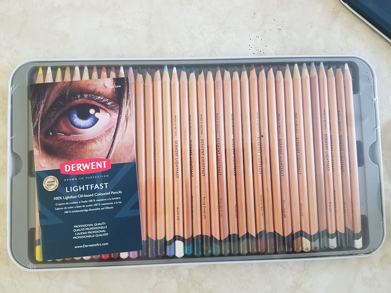 Derwent Lightfast Colored Pencils 100 Tin, Set of 100, 4mm Wide Core, 100% Lightfast, No Fade for 100 Yrs, Oil-based, Premium Core, Creamy, Ideal for Drawing, Coloring, Professional Quality (2306017) customer photo 2