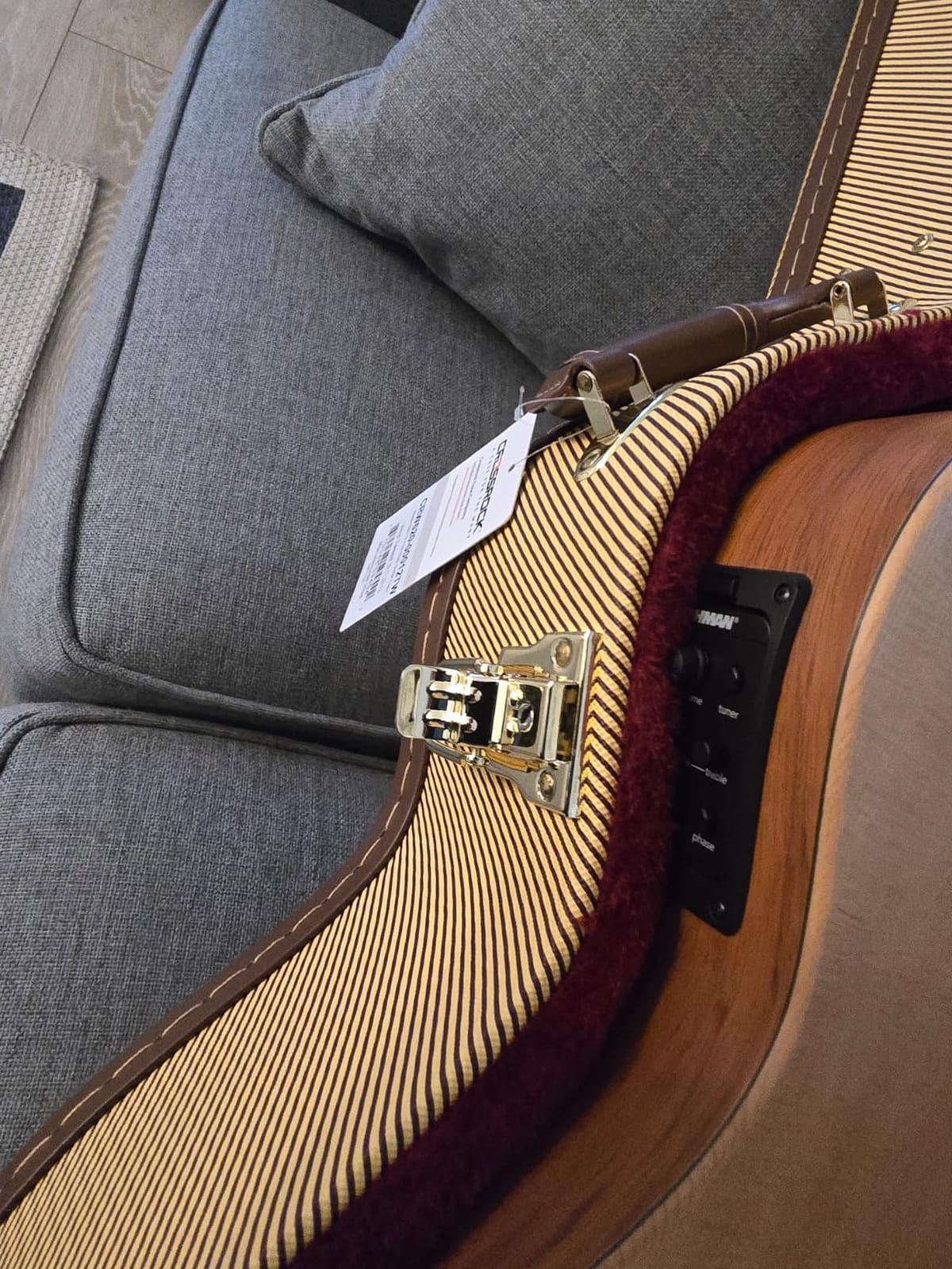 Crossrock Wooden Guitar Case fits 12-Frets 000/OM Acoustic Guitars - Stainless Steel Latches, Sponge Lining, Metal Feet, Storage Space - Vinyl Tweed (CRW620-00012TW) customer photo 2