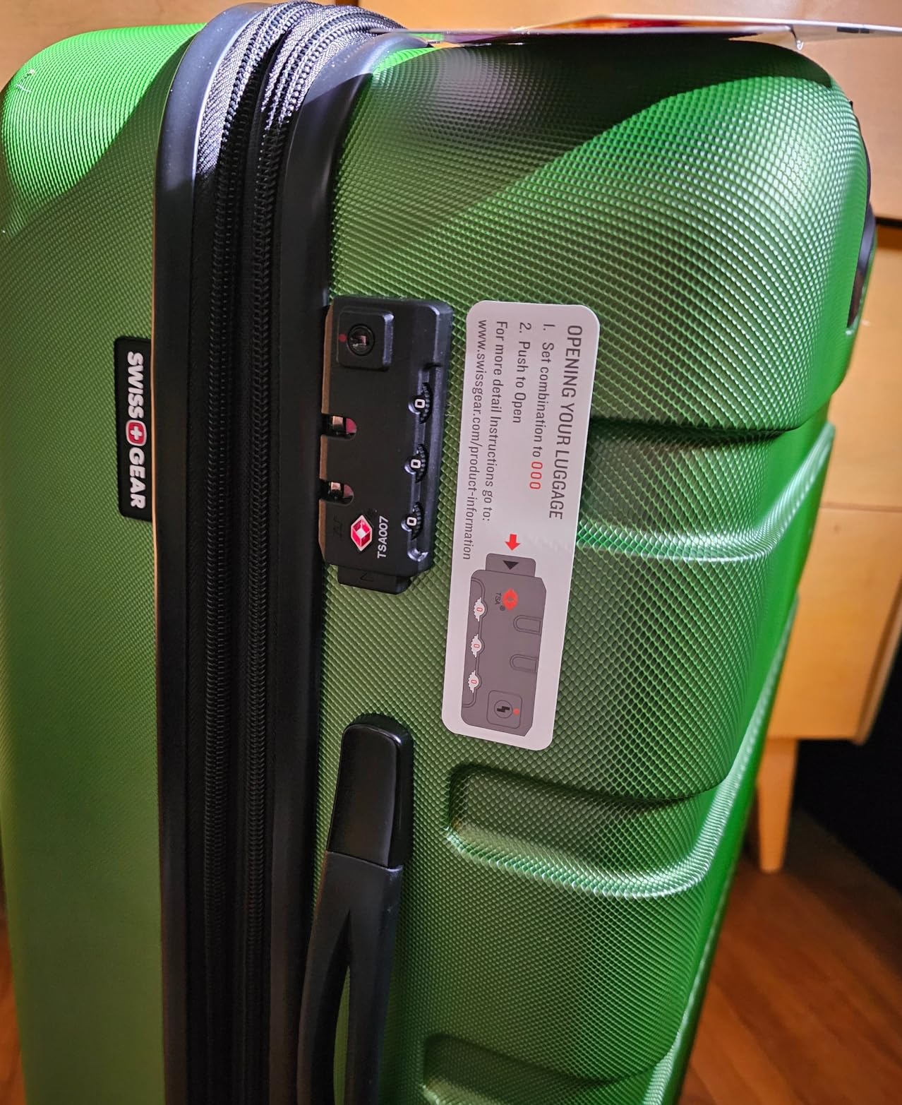 SwissGear 7366 Signature Hardside Expandable Luggage with Spinner Wheels, TSA Lock, Green, Checked-Large 27-Inch customer photo 1