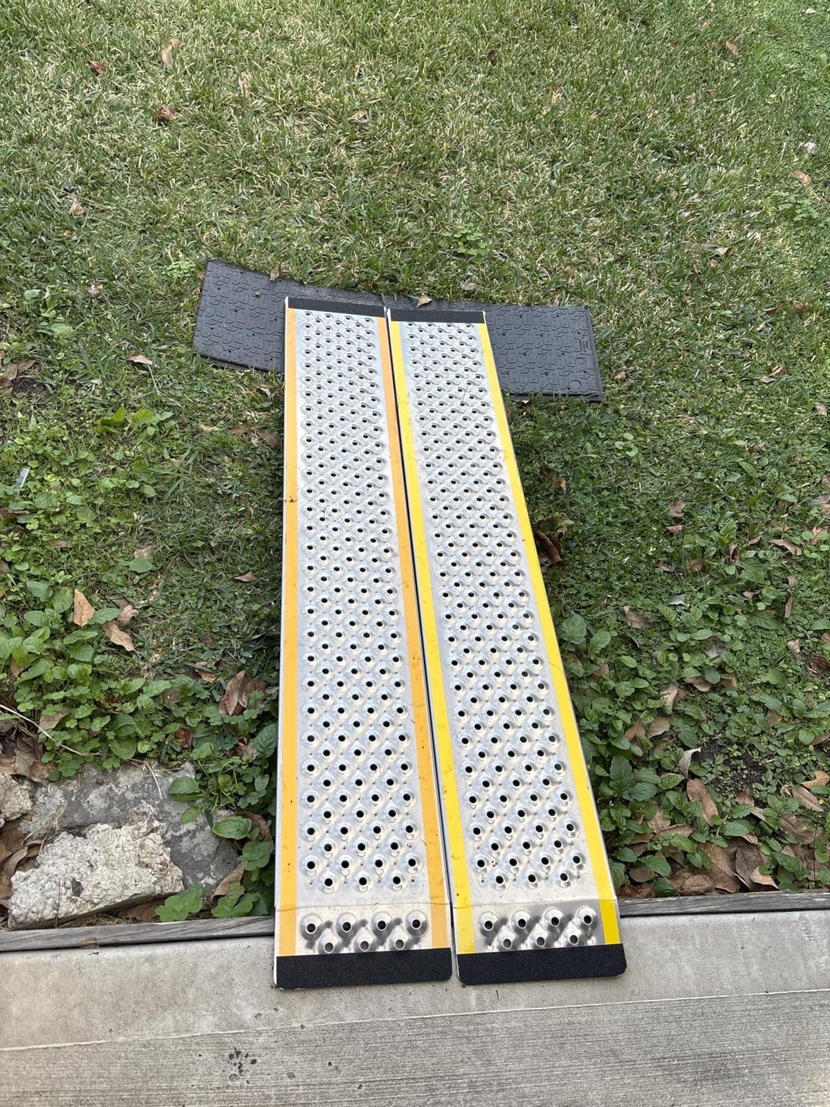 VNN Aluminum Shed Ramp 2PCS - 4' Long Loading Ramp for Riding Mower, Lightweight Sturdy Anti-Slip Ramps with Punch Plate Surface, 880 lbs Capacity for Lawn Mowers, ATV, Motorcycle- 8