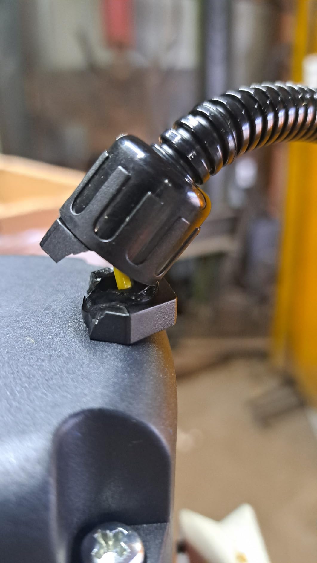 VEVOR Magnetic Drill Press, 1550 W, 2.4 in Boring Diameter, 2922 lbf Power Mag Drill Press, 0-600 RPM Adjustable Speed, Morse Taper, M3-M16 Tapping, for Metal Surface, Industrial and Home Improvement customer photo 2