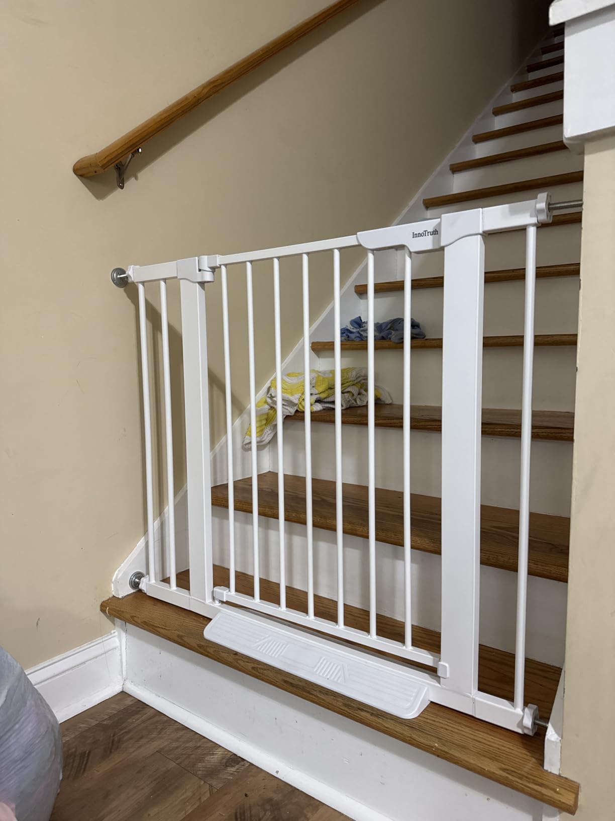 InnoTruth 29.6-44.6 in Wide Baby Gate for Stairs and Doorways, Black customer photo 1