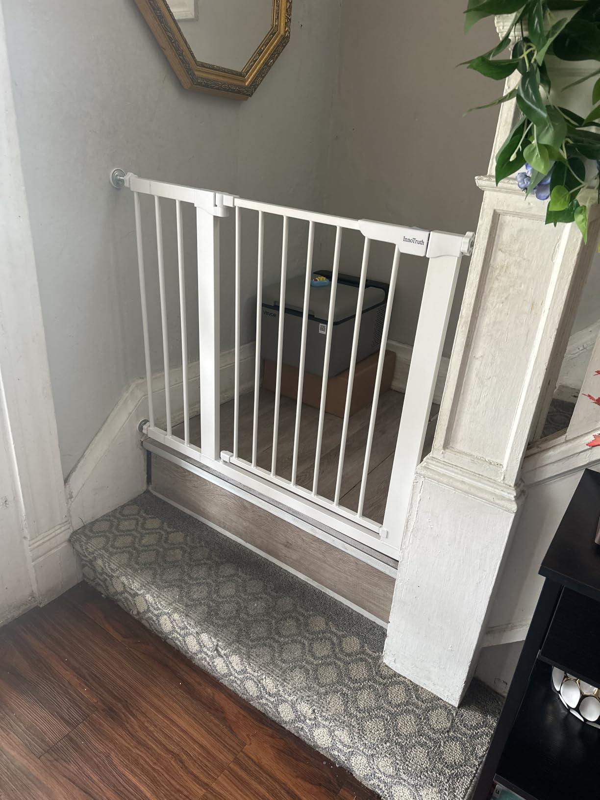 InnoTruth 29.6-44.6 in Wide Baby Gate for Stairs and Doorways, Black customer photo 2