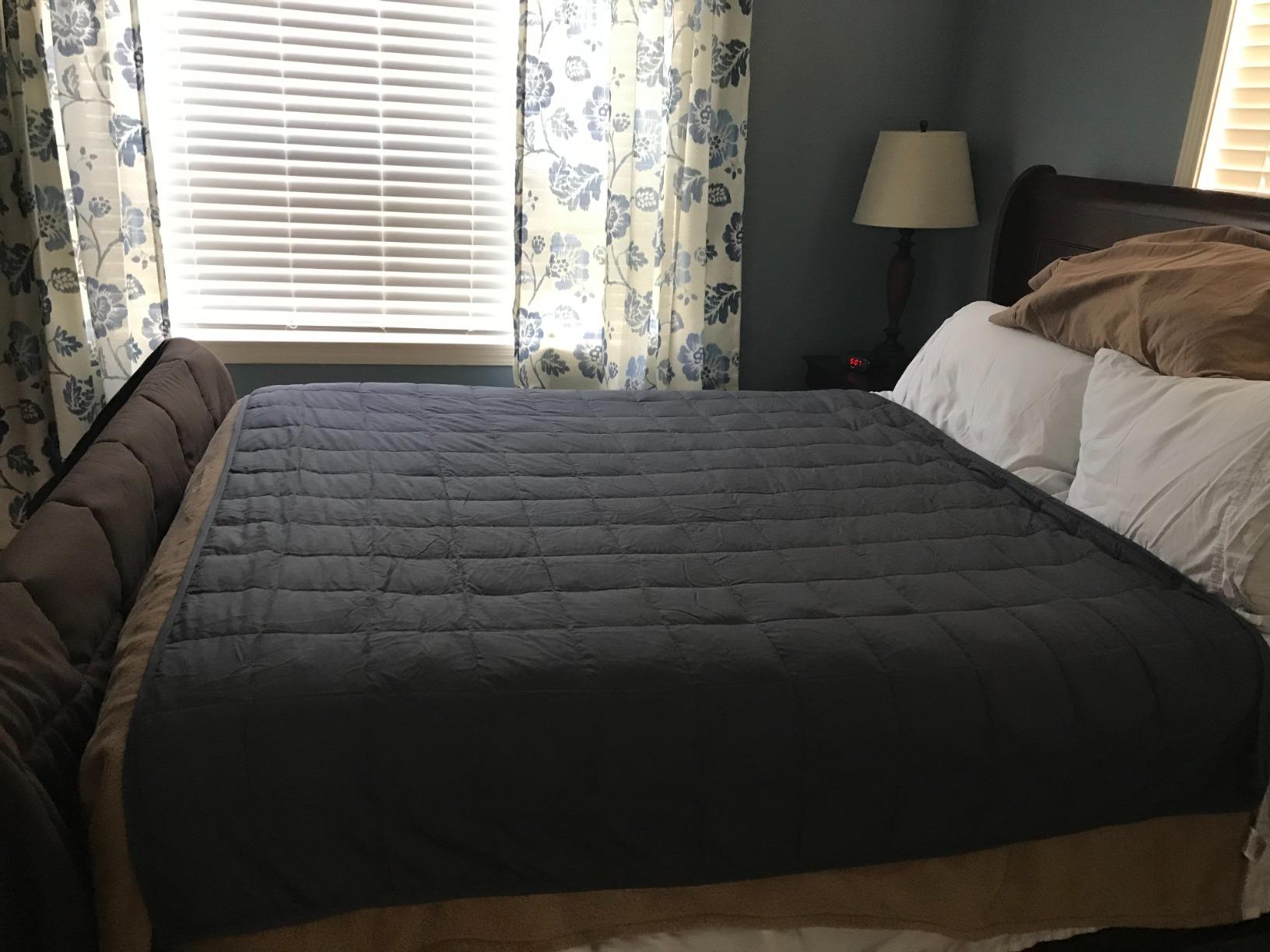 Smart Queen Weighted Blanket for Adults 60” x 80” with Box 20lbs customer photo 1